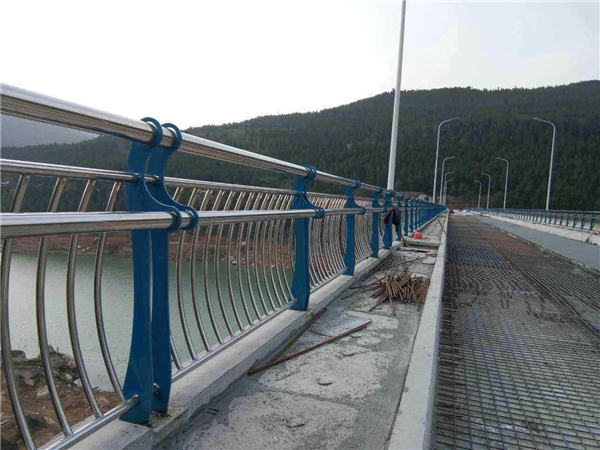 乌兰察布不锈钢桥梁护栏的特点及其在桥梁安全中的重要作用
