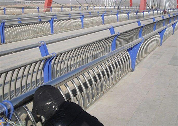 乌兰察布不锈钢复合管护栏一种安全而耐用的防护解决方案