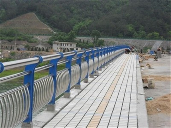 乌兰察布不锈钢桥梁护栏的特性及其在现代建筑中的应用